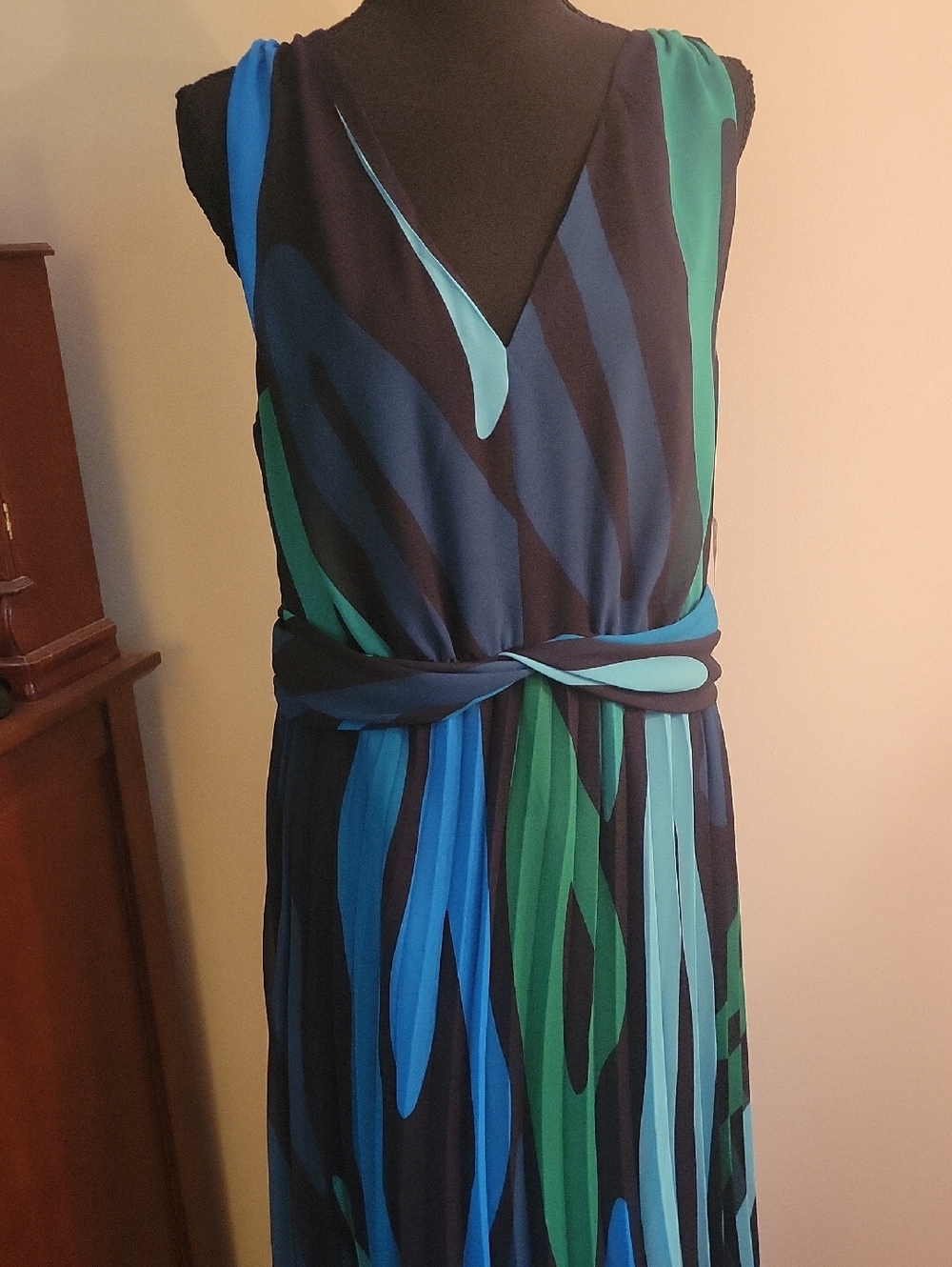 Donna Morgan Sleeveless V-Neck Blue & Green Patterned Maxi Dress